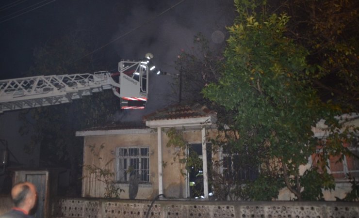 Tek katlı metruk binada çıkan yangın korkuttu