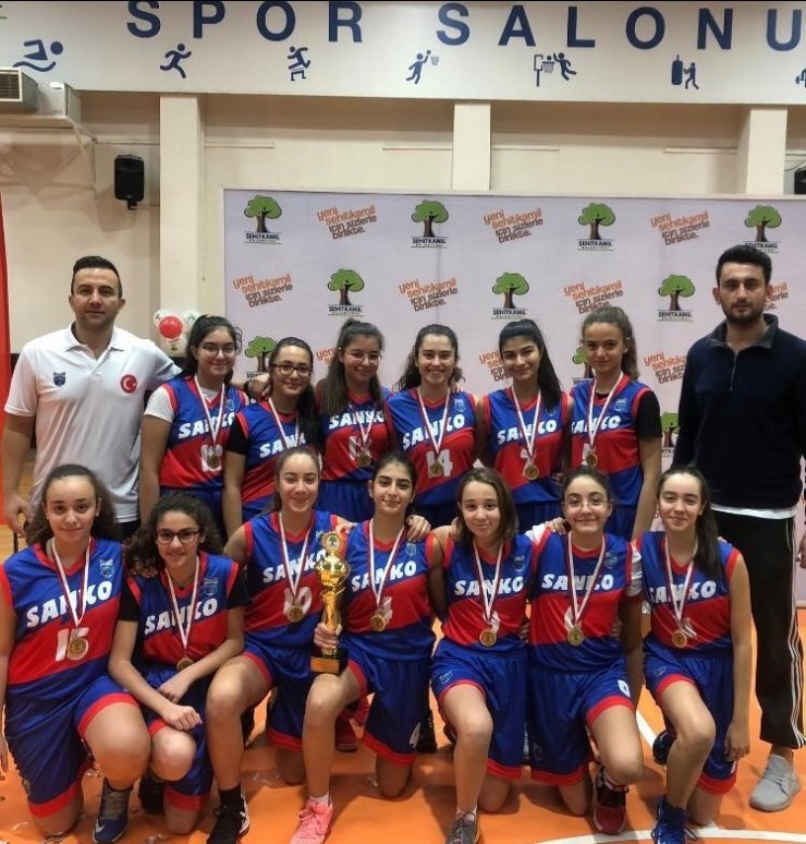 SANKO okulları Kurtuluş Kupası’nda aldı şampiyon oldu
