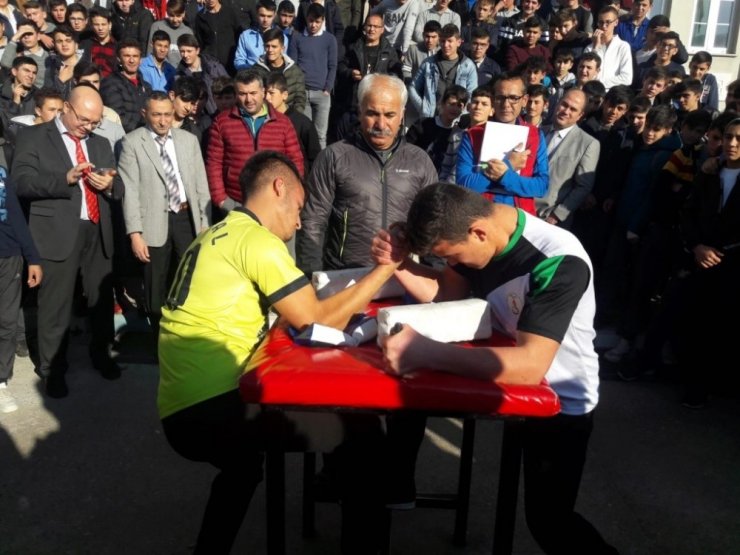 Liseler arası bilek güreşi yarışması