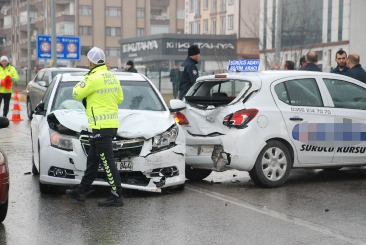 Sürücü adayı eğitim sürüşünde kaza geçirdi