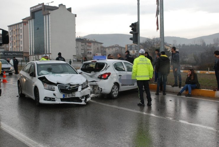 Sürücü adayı eğitim sürüşünde kaza geçirdi