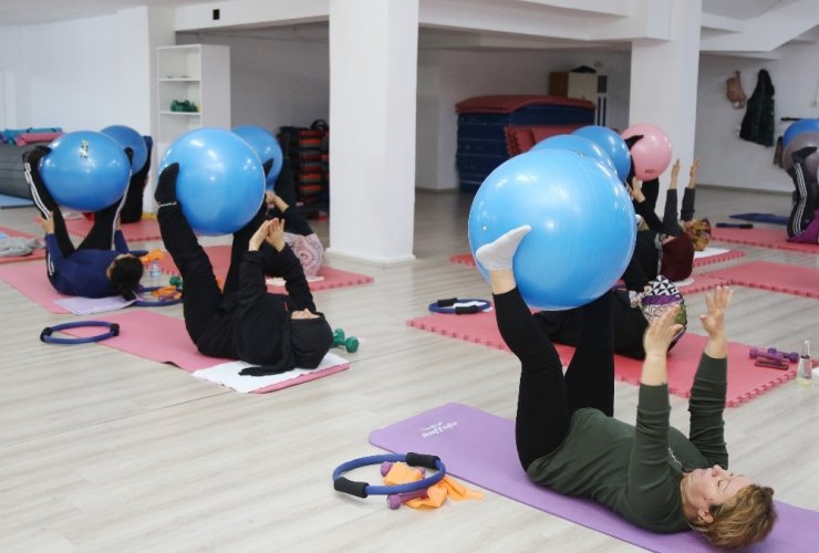 Mersin’de kadınlar step ve aerobik yaparak zayıflıyor