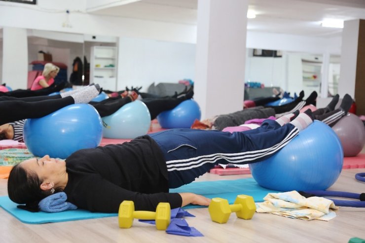 Mersin’de kadınlar step ve aerobik yaparak zayıflıyor