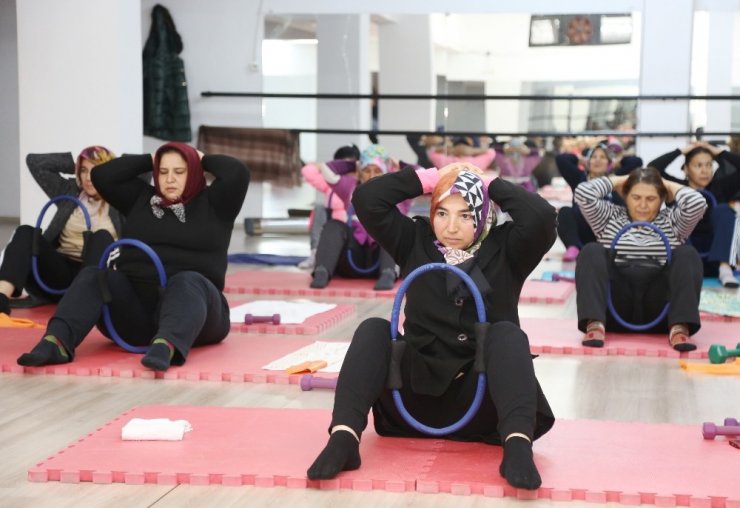 Mersin’de kadınlar step ve aerobik yaparak zayıflıyor