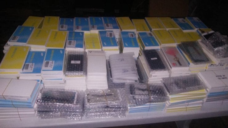 Adana’da 65 bin liralık kaçak telefon ele geçirildi