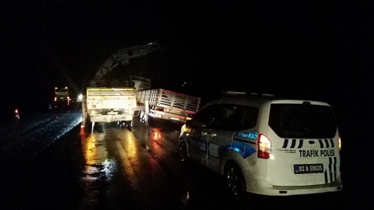 Gölbaşı’nda yan yatan tır vinç ile kurtarıldı