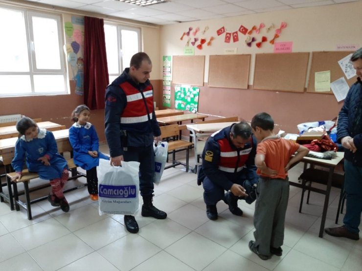 Jandarmanın hediyesi köy okulundaki minik öğrencileri mutlu etti