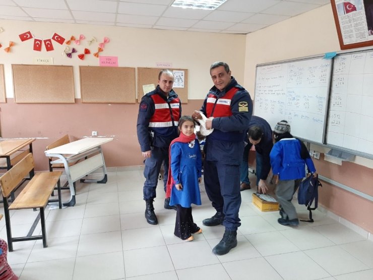 Jandarmanın hediyesi köy okulundaki minik öğrencileri mutlu etti