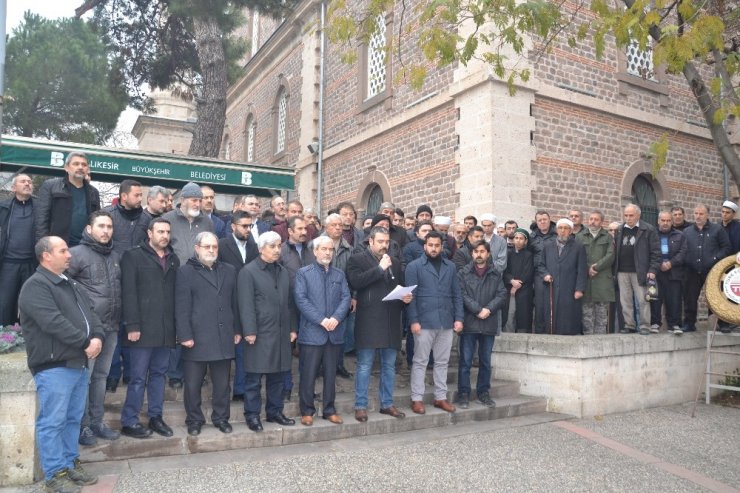 Eller Doğu Türkistan için açıldı