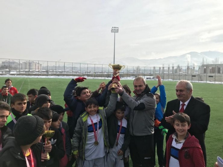 Küçükler Futbol İl Birinciliği şampiyonu 23 Nisan Ortaokulu oldu