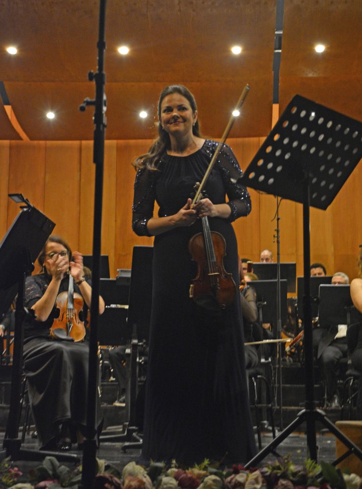 Bursa Bölge Devlet Senfoni Orkestrası, keman sanatçısı Tatiana Samouil'i ağırladı