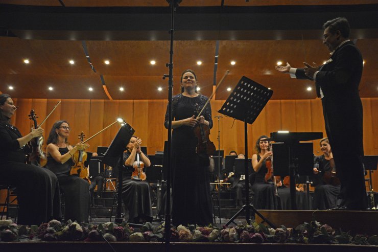 Bursa Bölge Devlet Senfoni Orkestrası, keman sanatçısı Tatiana Samouil'i ağırladı