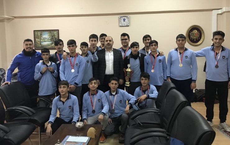 Adilcevazlı öğrenciler güreş müsabakalarında il birincisi oldu