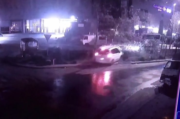 Bomonti’de alkollü sürücü süratli şekilde viraja girince kanala uçtu