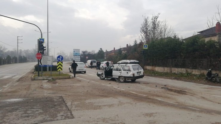 Lambaların yanmadığı kavşakta 3 araç bir birine girdi: 1 yaralı