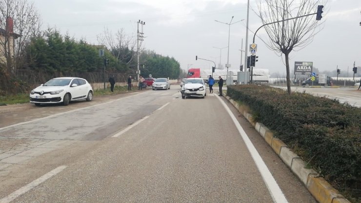 Lambaların yanmadığı kavşakta 3 araç bir birine girdi: 1 yaralı
