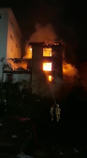 Bursa’da 3 katlı bina alev alev yandı