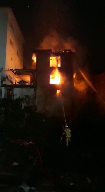 Bursa’da 3 katlı bina alev alev yandı
