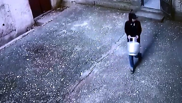 Kaşla göz arasında dükkanın önündeki tüpleri çaldılar