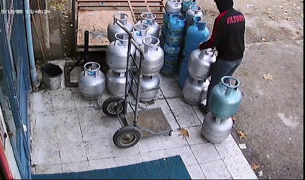 Kaşla göz arasında dükkanın önündeki tüpleri çaldılar