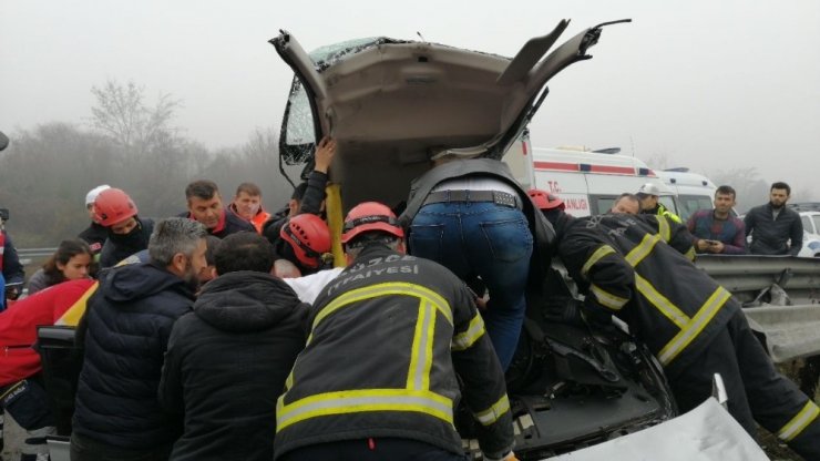 Düzce’de, kontrolden çıkan otomobil bariyerlere ok gibi saplandı