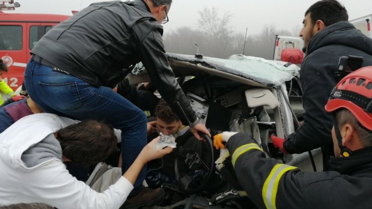 Düzce’de, kontrolden çıkan otomobil bariyerlere ok gibi saplandı