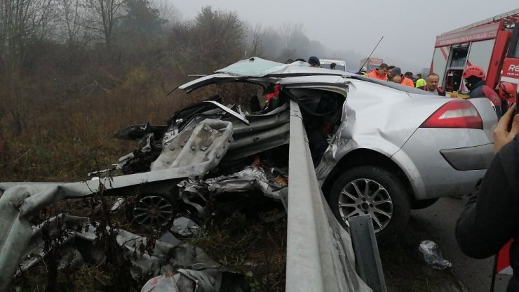 Düzce’de, kontrolden çıkan otomobil bariyerlere ok gibi saplandı