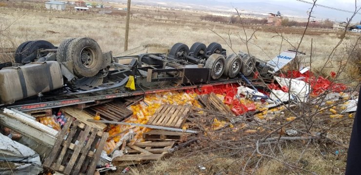 Elazığ’da tır devrildi: 1 yaralı