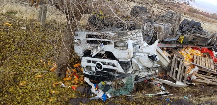 Elazığ’da tır devrildi: 1 yaralı