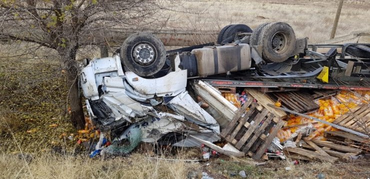 Elazığ’da tır devrildi: 1 yaralı