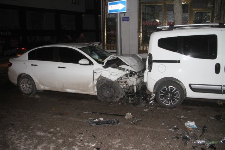 Elazığ’da zincirleme trafik kazası:4 yaralı