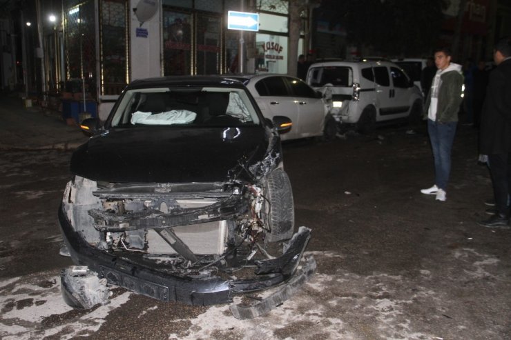Elazığ’da zincirleme trafik kazası:4 yaralı