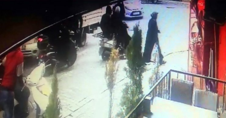 Esenyurt’ta vatandaşların kovaladığı hırsızlar motosikleti bırakıp kaçtı