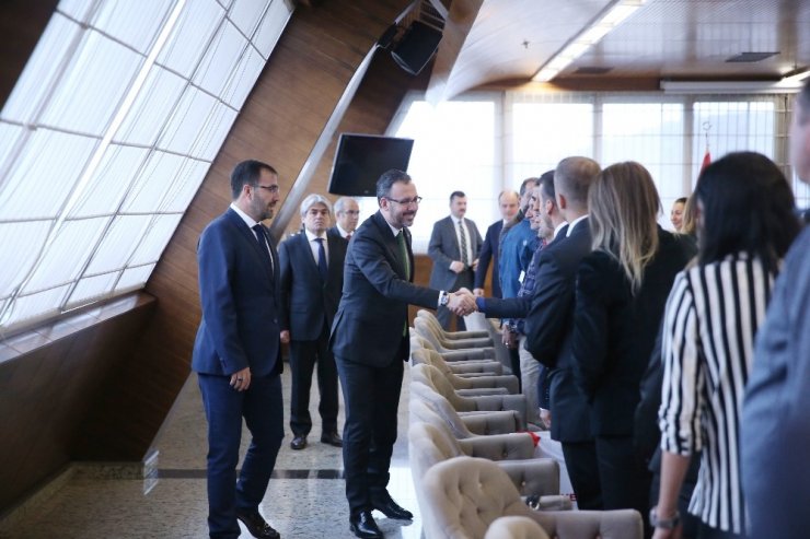 Bakan Kasapoğlu, Büyük Atatürk Koşusu’nu kazanan milli atletleri ağırladı