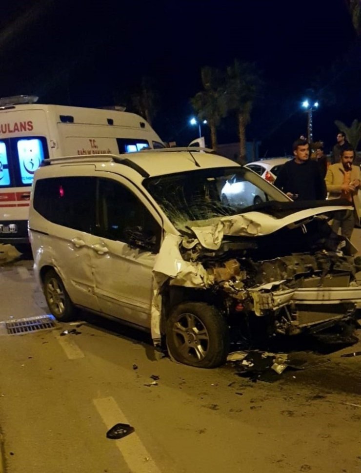 Kontrolden çıkan araç 6 otomobile çarptı: 3 yaralı