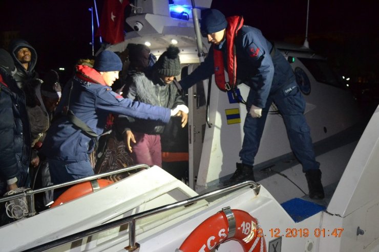 İzmir açıklarında 35 düzensiz göçmen yakalandı