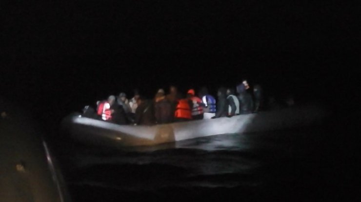 İzmir açıklarında 35 düzensiz göçmen yakalandı