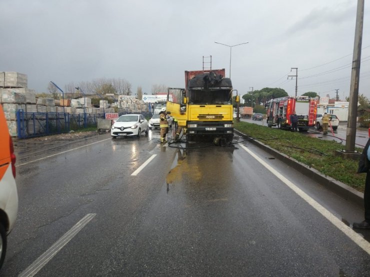 İzmir’de seyir halindeki tır alev aldı
