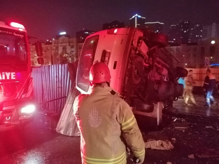 Bariyerlerin üzerine çıkan minibüsteki vatandaşları itfaiye kurtardı
