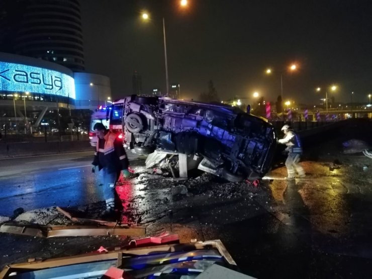 Bariyerlerin üzerine çıkan minibüsteki vatandaşları itfaiye kurtardı