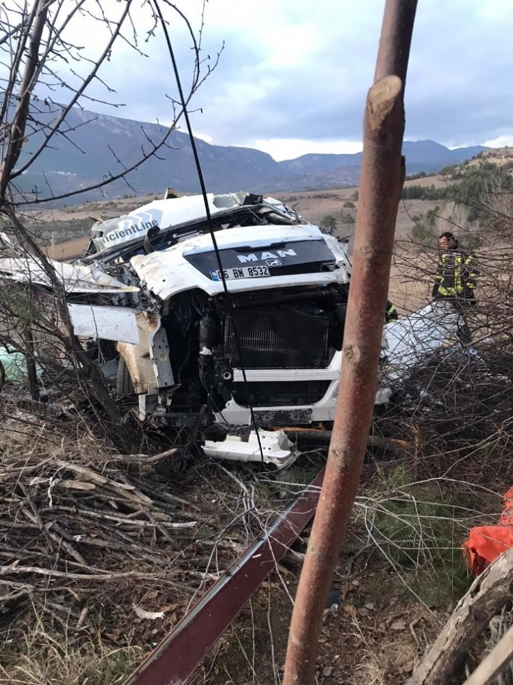 Freni boşalan tır şarampole devrildi: 1 ölü
