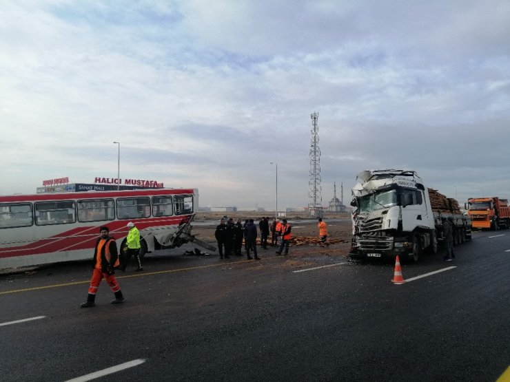 Tır durakta yolcu alan halk otobüsüne çarptı: 11 yaralı