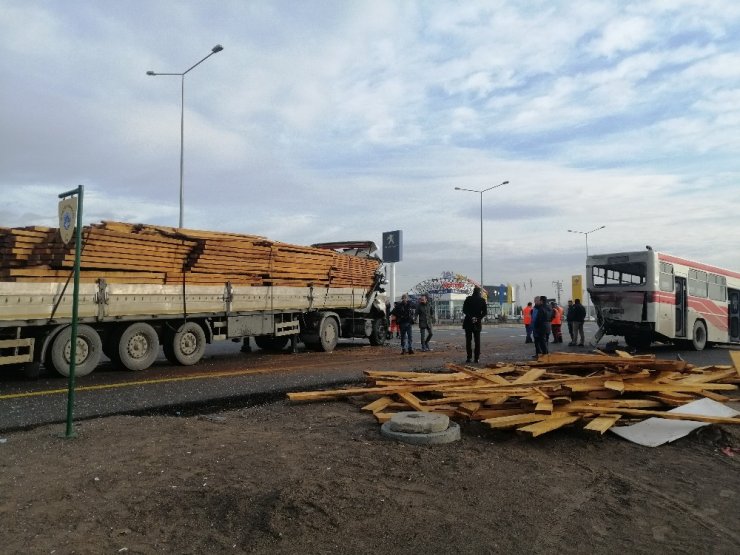 Tır durakta yolcu alan halk otobüsüne çarptı: 11 yaralı