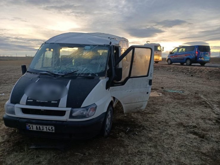 Tarım işçilerini taşıyan minibüs devrildi: 8 yaralı