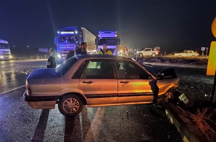 Hafif ticari araçla otomobil çarpıştı: 8 yaralı