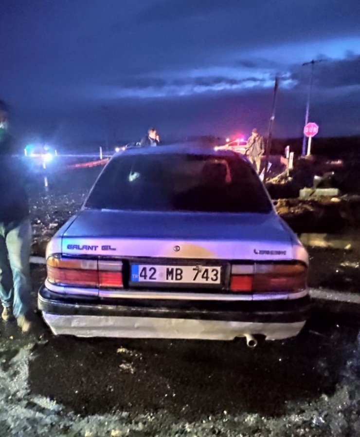 Hafif ticari araçla otomobil çarpıştı: 8 yaralı