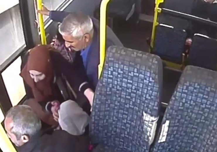 Minibüsçünün koltuktan düşen yolcuyu hastaneye götürme çabası kamerada