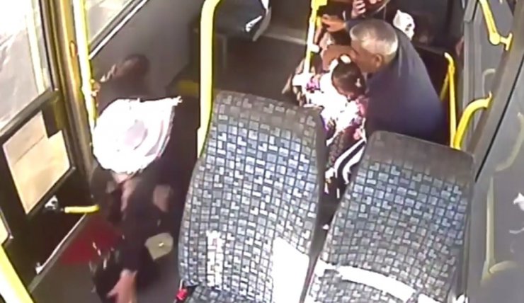 Minibüsçünün koltuktan düşen yolcuyu hastaneye götürme çabası kamerada
