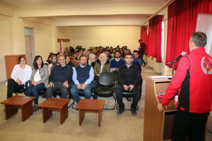 Şarkışla'da "Gençlik ve Güvenli Gelecek" konferansı