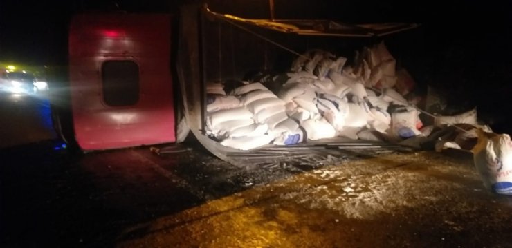 Sinop’ta un yüklü tır devrildi